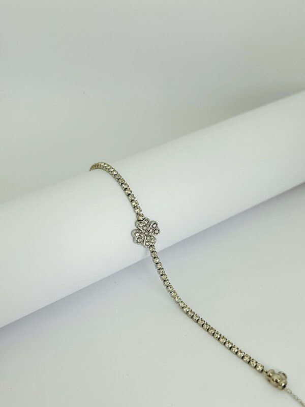 Bracelet argenté trèfle pavé de strass - éclat porte-bonheur – Image 2