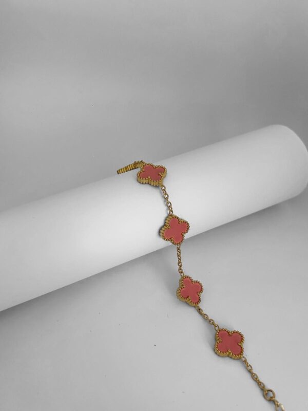 Bracelet doré trèfles émaillés rose corail