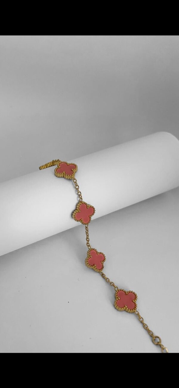 Bracelet doré trèfles émaillés rose corail – Image 2