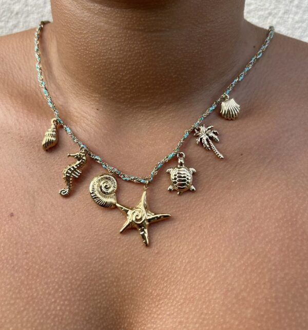 Collier Charms Tropicaux Doré - Voyage au bord de l’océan – Image 2