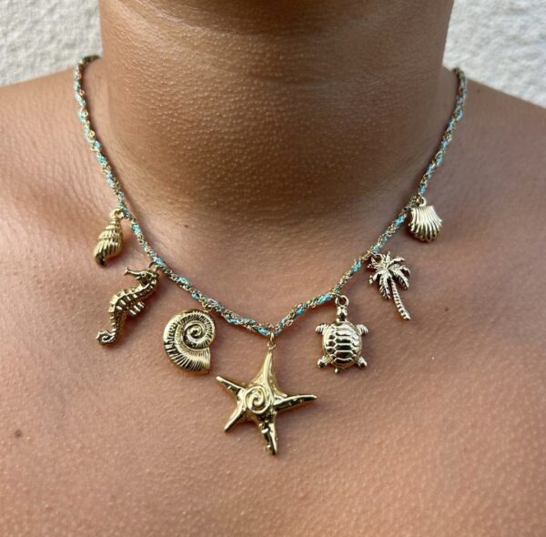 Collier Charms Tropicaux Doré - Voyage au bord de l’océan – Image 3