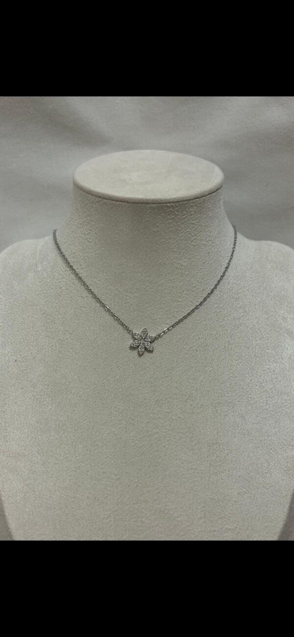 Collier fleur argentée