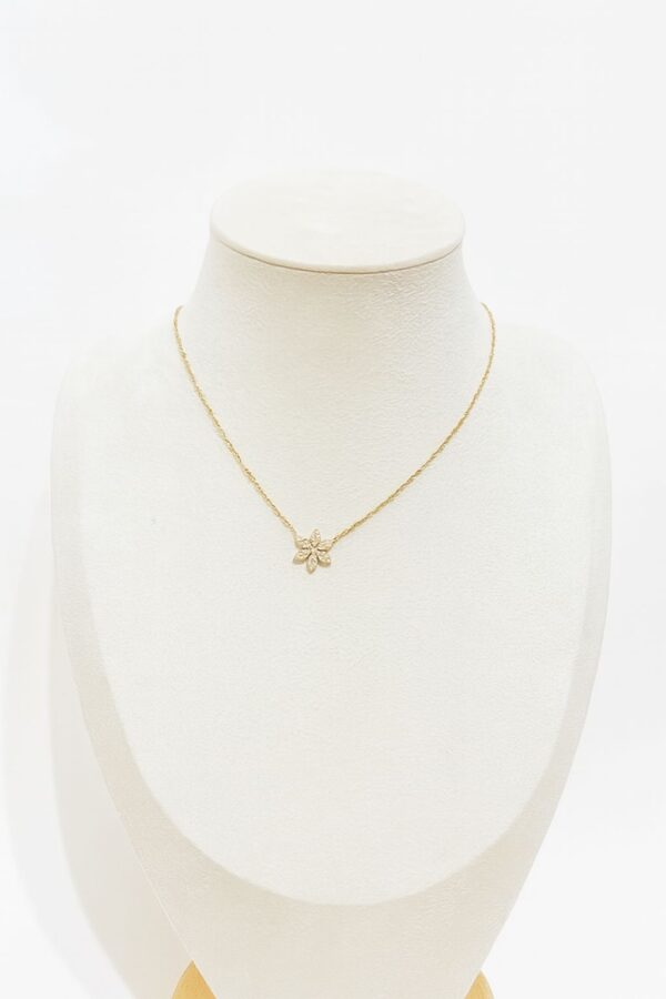 Collier “Fleur Étoilée” – Acier inoxydable doré